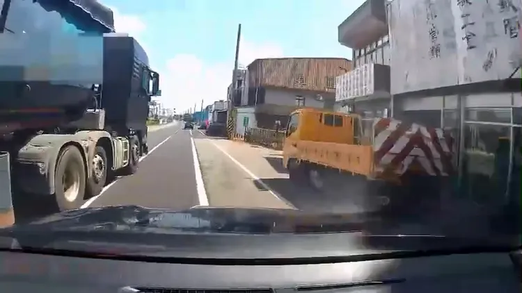 警車開到右側，曳引車也往右側意圖逼車。民眾提供