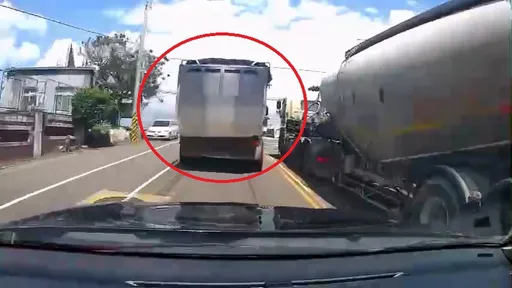 苗栗瘋狂曳引車拒檢!逆向蛇行闖紅燈還逼警車 惡駕駛吃7罰單、噴6.4萬