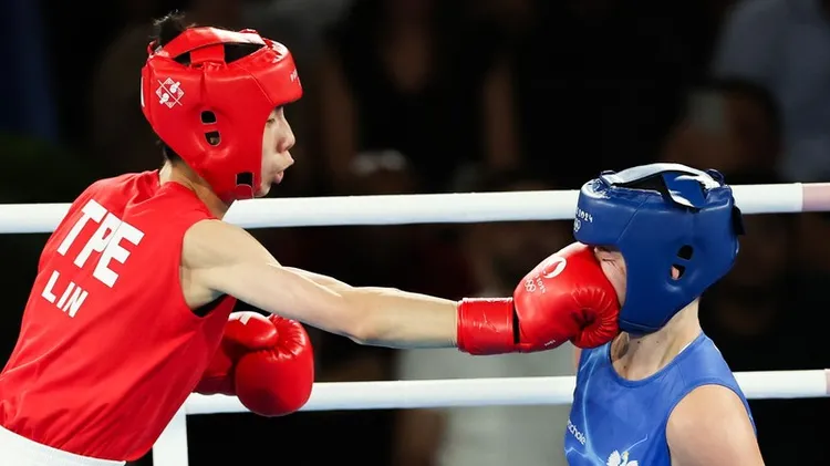 台灣女子拳擊好手林郁婷（左）重拳擊中波蘭對手琳梅塔。中央社
