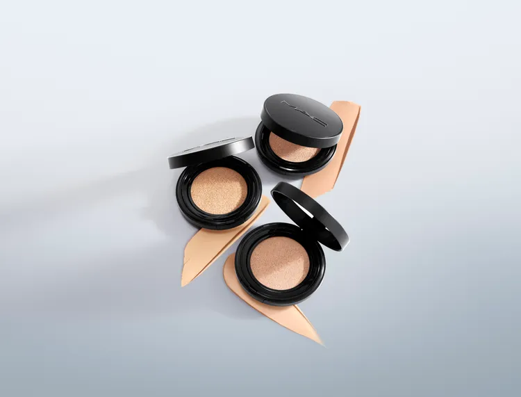 M.A.C超持妝霧絲絨氣墊粉餅13g／2100元、粉蕊1500元。品牌提供