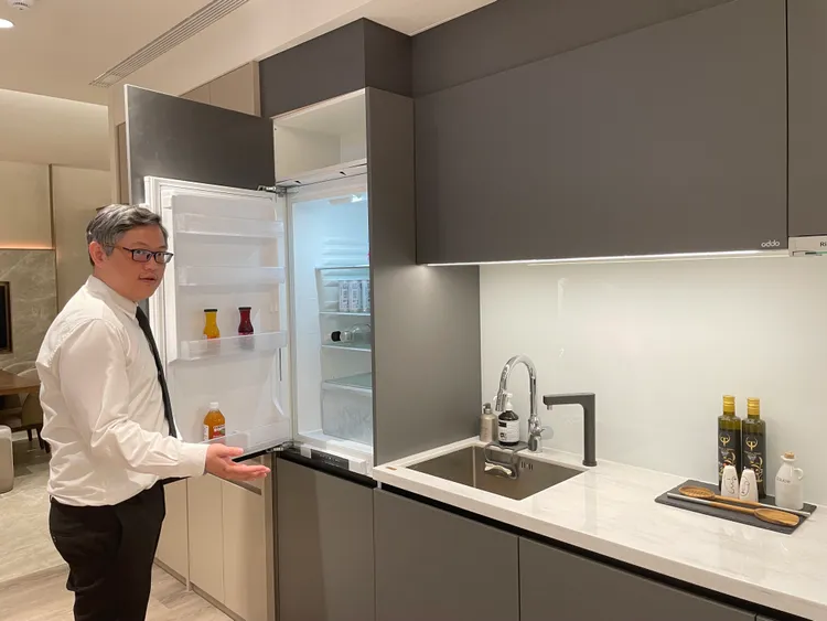 廚房配置杜邦人造石檯面，以及「米洛」系列櫃體，可選配亞爾浦瞬間雙溫+廚下型二道式淨水器、惠而浦嵌入式冰箱。張瑞傑攝