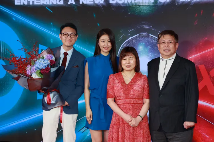 林心如（左二）現身記者會，威剛科技董事長陳立白（右一起）、總經理陳玲娟、數字王國執行長謝安開心不已。彭欣偉攝