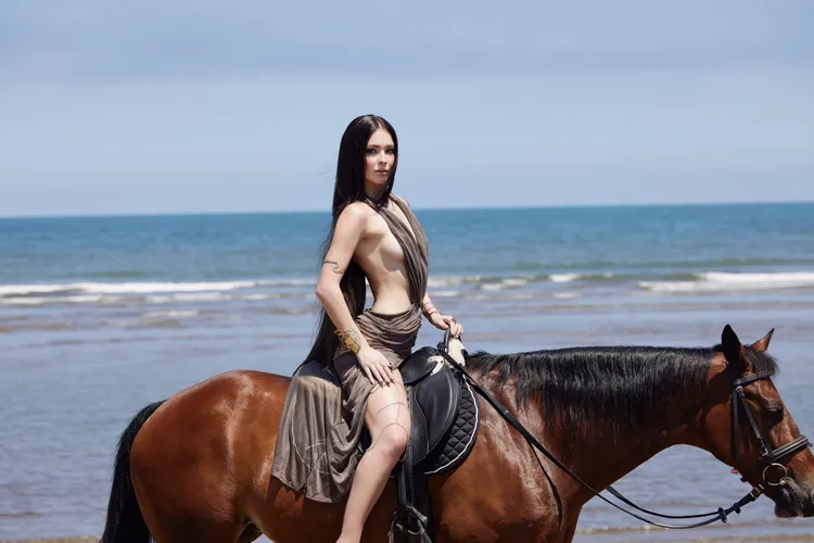 安妮MV挑戰騎馬。伊林娛樂提供 