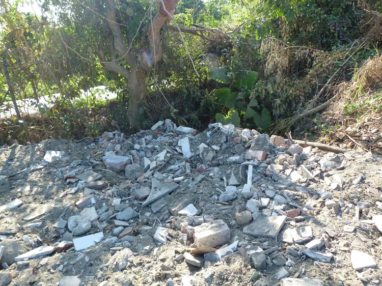 土方業者勾結地主，違法傾倒廢土，遭檢方起訴。翻攝畫面