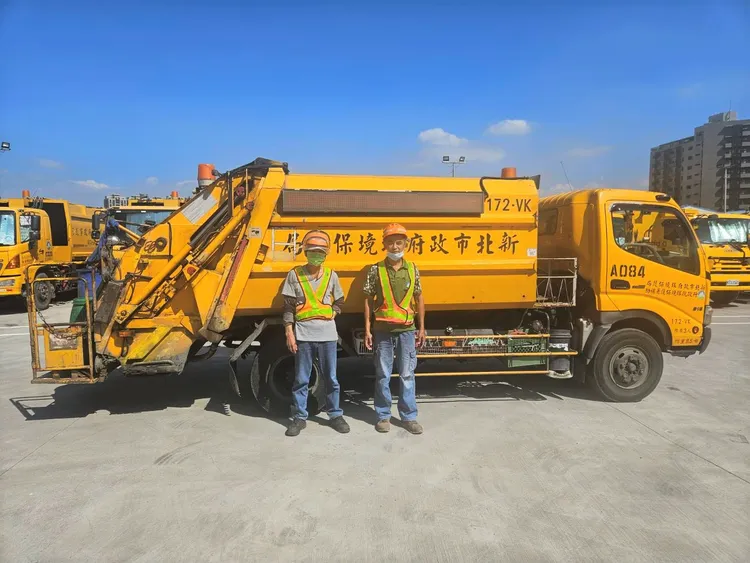 新莊區清潔隊垃圾車司機張永文及隨車員吳英雄助民眾成功找回失物。環保局提供