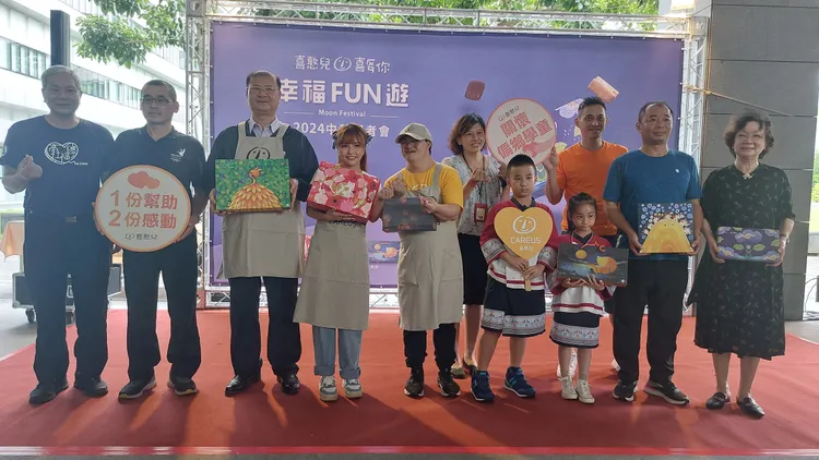 喜憨兒基金會推出公益月餅，邀請大家加入送愛到部落的行列。凃建豐攝