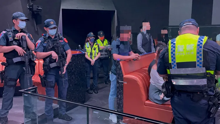 台中市警方針對夜店加強臨檢。民眾提供