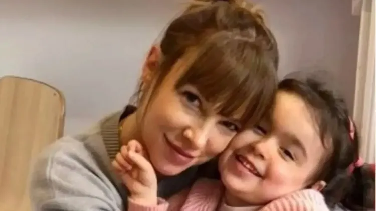 英國母親露西（左）原計劃帶女兒卡莉熙（右）去巴黎迪士尼樂園度假，未料護照申請竟被擋。翻攝自《紐約郵報》