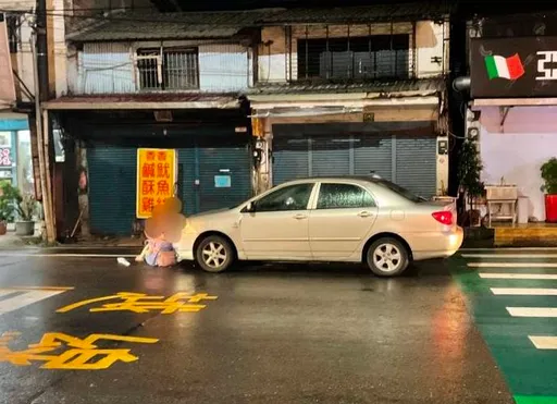 天雨視線好模糊!右轉車未禮讓竟撞倒女行人 還一度拖行