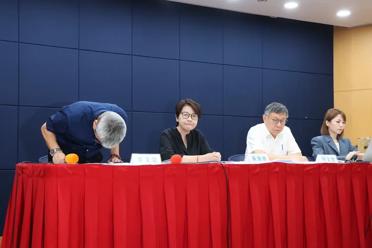 民眾黨主席柯文哲總統大選政治獻金申報說明記者會 李文宗(左起)、黃珊珊、柯文哲、陳智菡。資料照