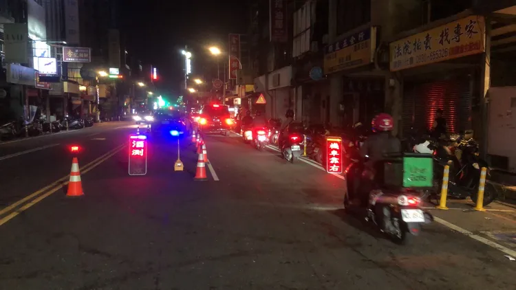 桃園分局於夜間時段執行封鎖式路檢，防制酒後駕車事故。警方提供