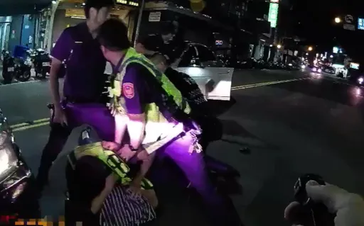 賓士男沿街蛇行亮槍　警盤查他竟扣板機射擊！下一秒變俗辣「我錯了」