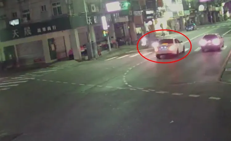 蘇男違停於路中央狂按喇叭。警方提供