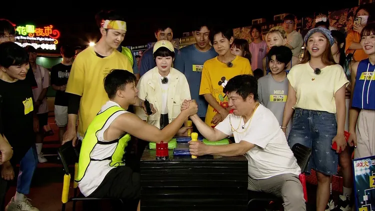 胡瓜對上體格壯碩的攤販老闆。民視提供