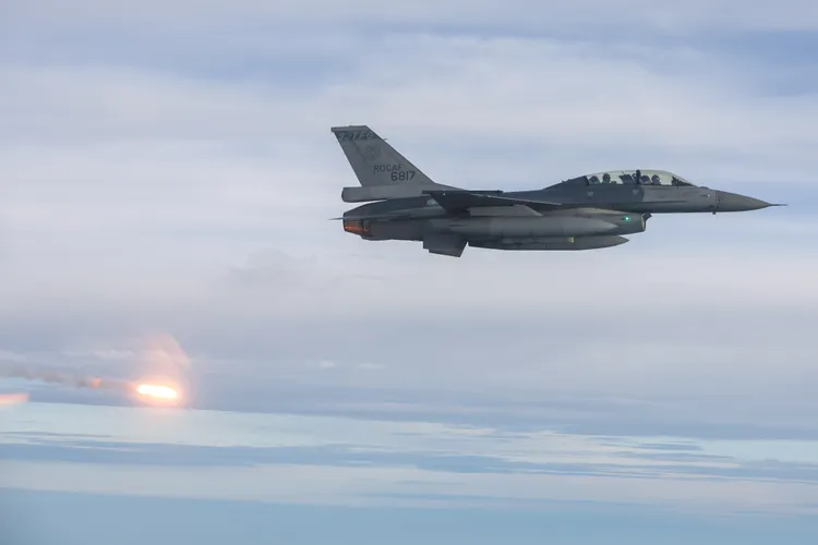 選手們一邊觀看F16伴飛，爭睹窗外機尾與機身帶著耀眼光點軍機。讀者提供