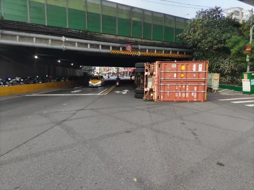 聯結車誤闖高速公路涵洞 冏!側翻卡洞口害交通癱瘓1hr