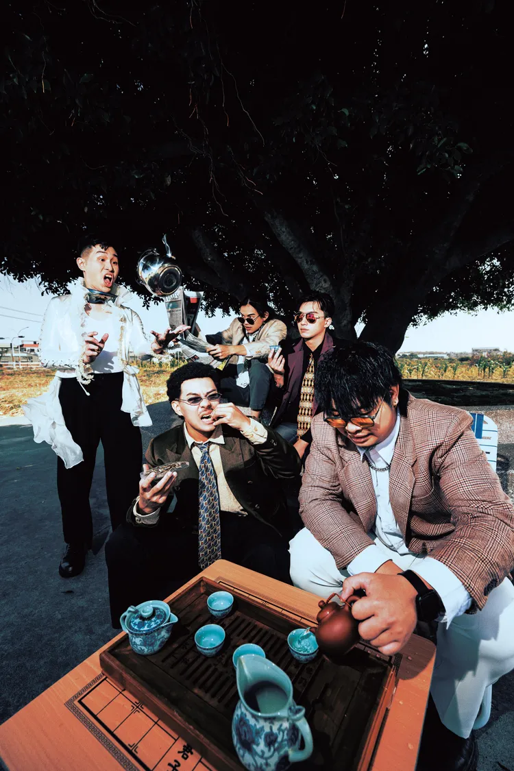 NeaR Band 你阿伯為第二屆高流系樂團興奮波競賽冠軍，曲風以雷鬼、FUNK以及藍調為主。高流提供