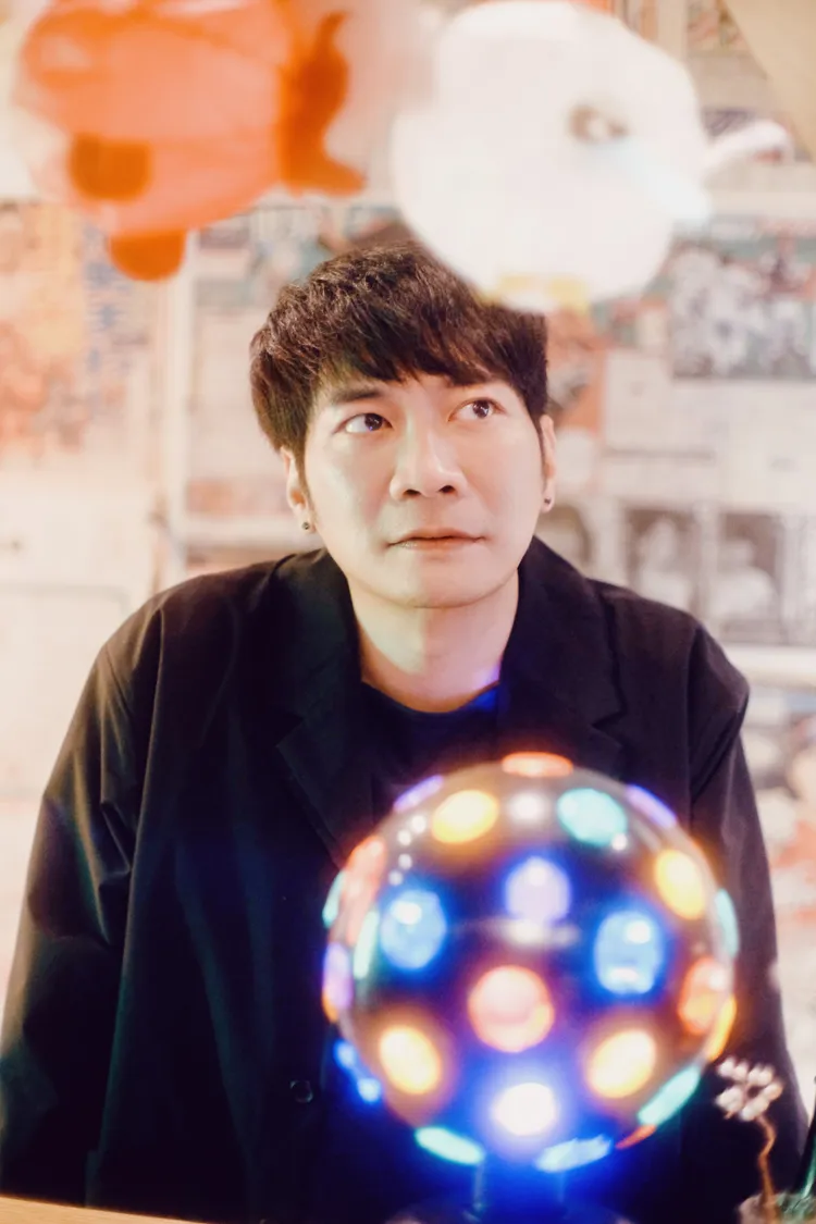 黃玠以溫柔的嗓音和療癒的曲風，唱出對生命的關懷與日常生活獨有的目光。高流提供