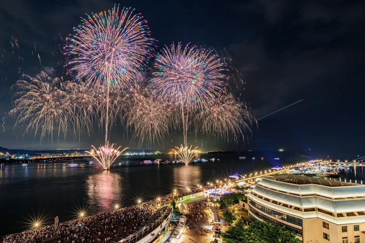 淡水福容觀賞2024淡水仲夏繽紛樂煙火秀超震撼。業者提供