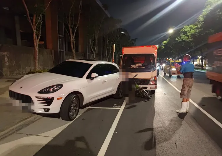 騎士被夾在兩車之間。警方提供