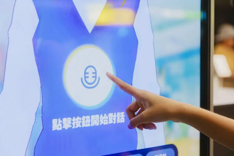 「AI站務員」小捷提供4種語言服務。台北捷運公司提供