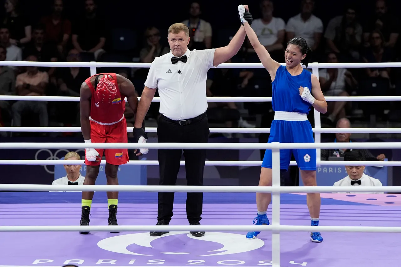 吳詩儀(右)驚險獲勝。美聯社