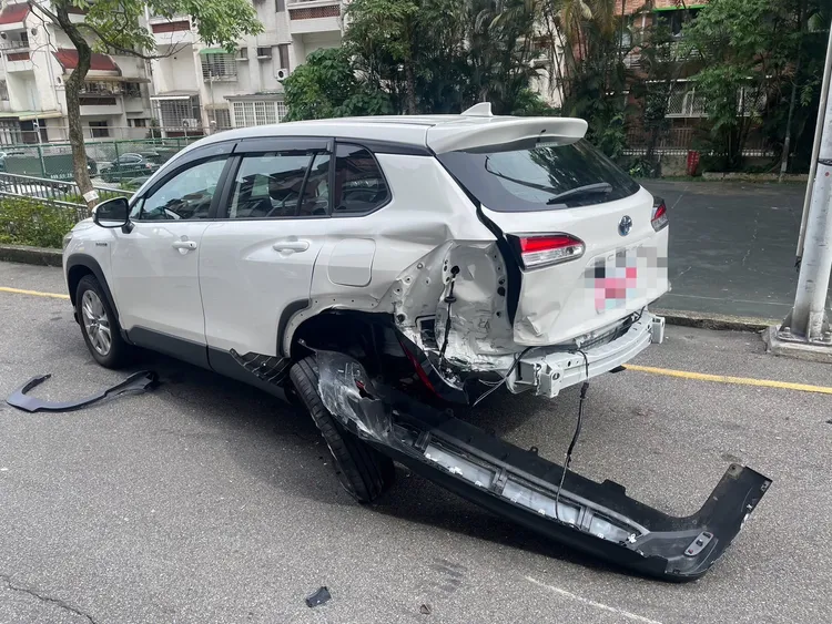 白車停路邊無辜遭撞。翻攝畫面