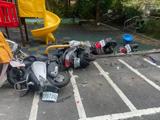 新店阿婆出事了!駕百萬名車突爆衝 27輛汽機車連環倒