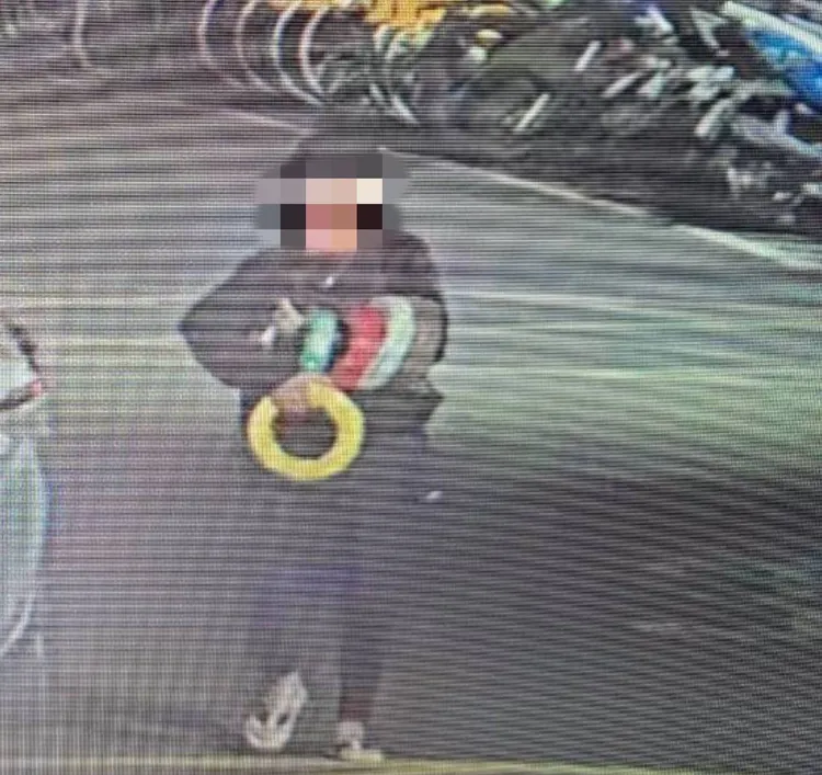 石女竊取電纜。警方提供
