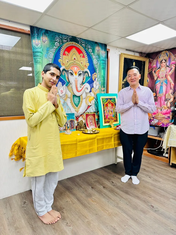 田定豐與阿南德聊天獲益良多，並獲得許多對人生的啟發。唱戲世界娛樂提供