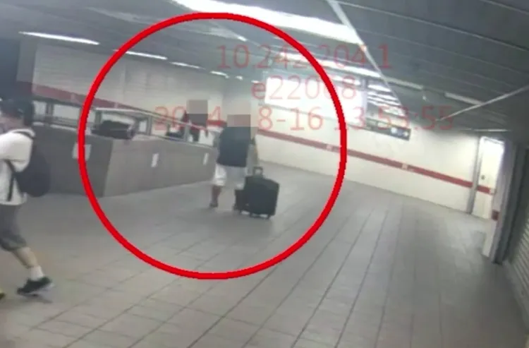 日籍遊客沒發現背包忘在一旁就離開。警方提供