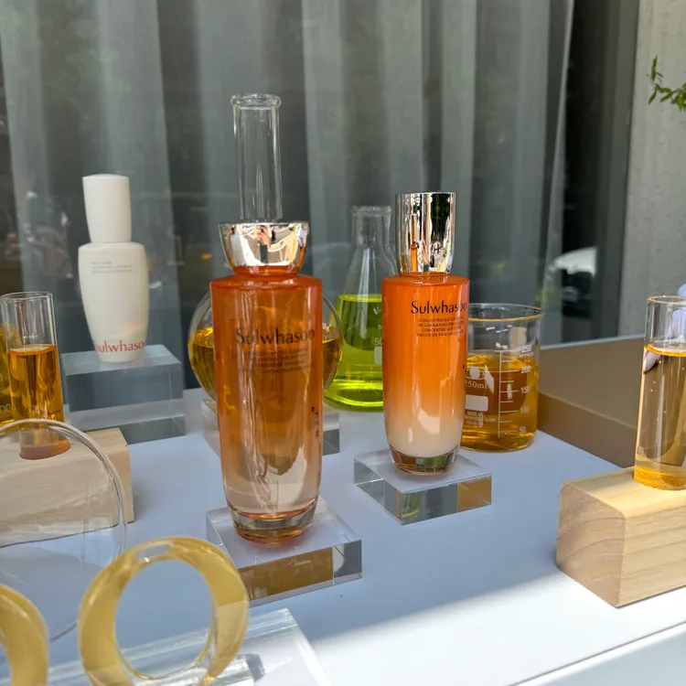 滋陰蔘極萃水（左）150ml／2980元、極萃乳（右）125ml／3200元。張家玲攝
