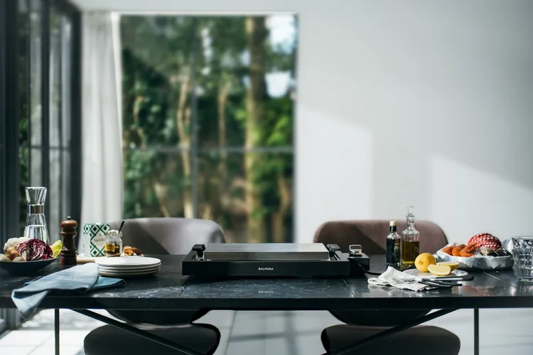 BALMUDA The Plate Pro電烤盤低調奢華的外觀，擺在餐桌上也相當美觀。BALMUDA提供