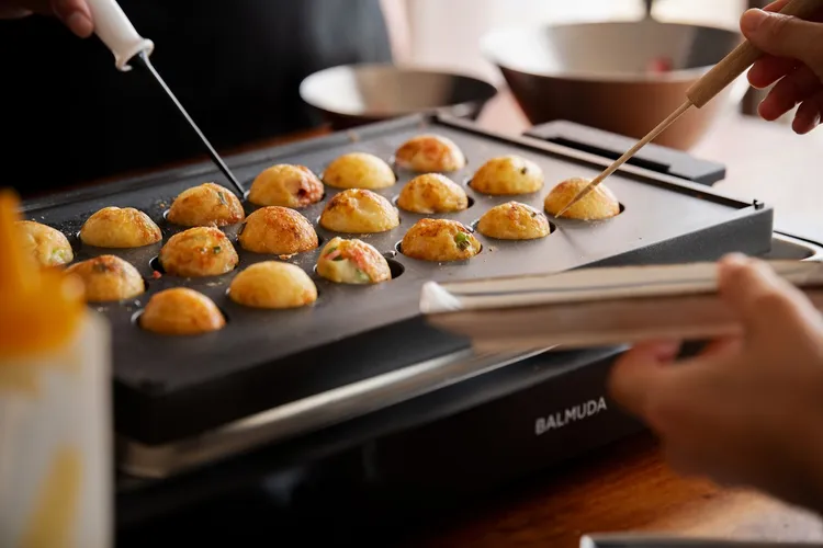 「Takoyaki Plate-章魚燒烤盤」讓消費者能夠輕鬆做出多樣熱門美食。BALMUDA提供