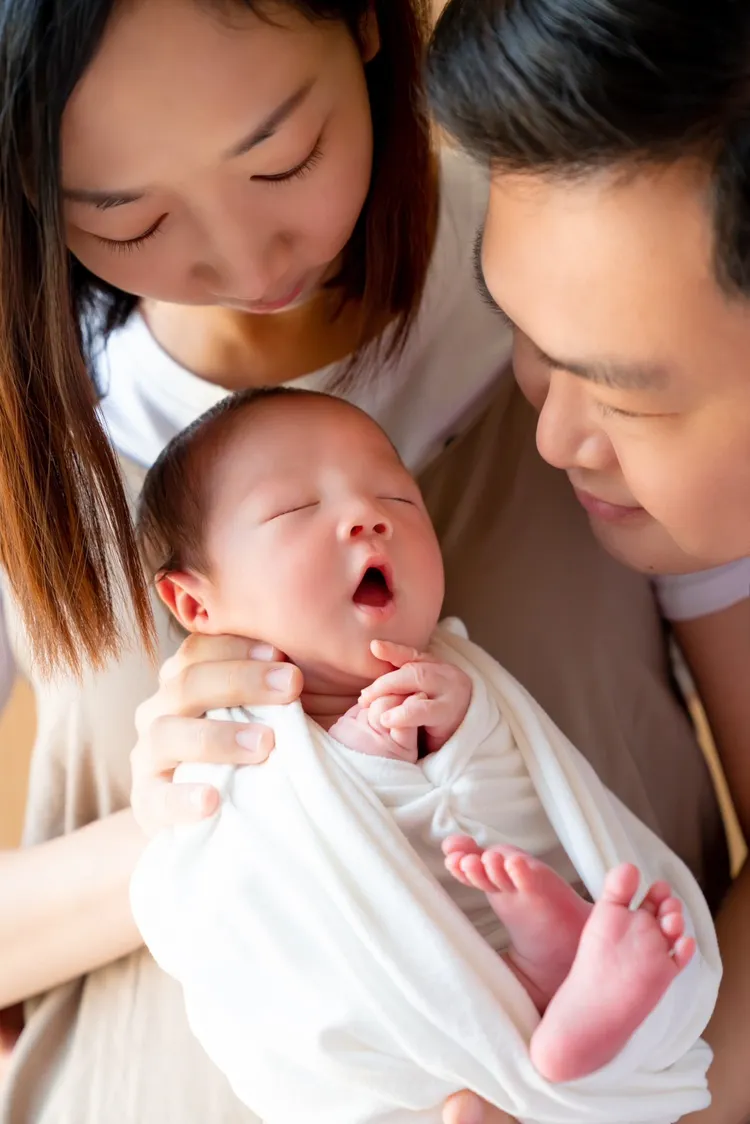 呂小姐夫妻倆拿到政府試管補助首次申請的10萬元的滿額金，直說：「太開心了！」目前已計劃再生二寶。茂盛醫院提供