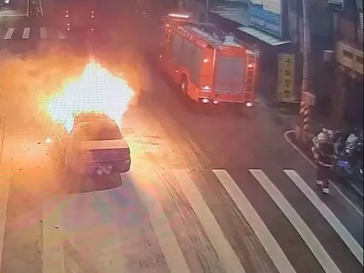 20年老車市區路中央突冒煙起火 驚險畫面曝光!駕駛、乘客急逃