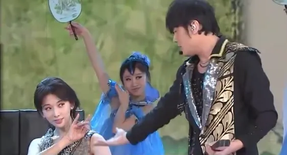 周杰倫與林志玲13年前在央視春晚一同演出《蘭亭序》。翻攝《披荊斬棘》