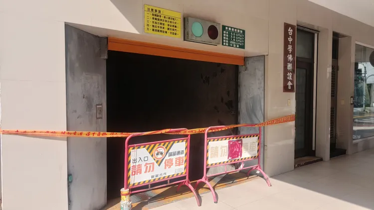 警方在地下停車場入口拉封線警示。民眾提供