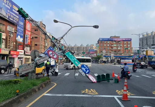 大貨車吊臂未收!勾倒號誌桿 蘆竹警啟動交通快打疏導上班車流