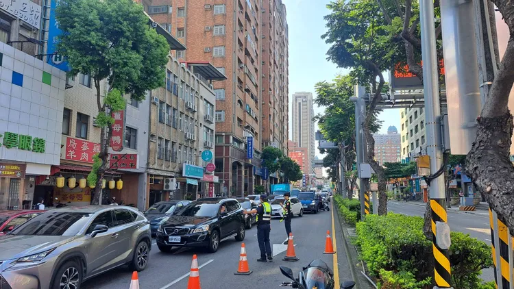 警方到場紓導交通。蘆竹警分局提供