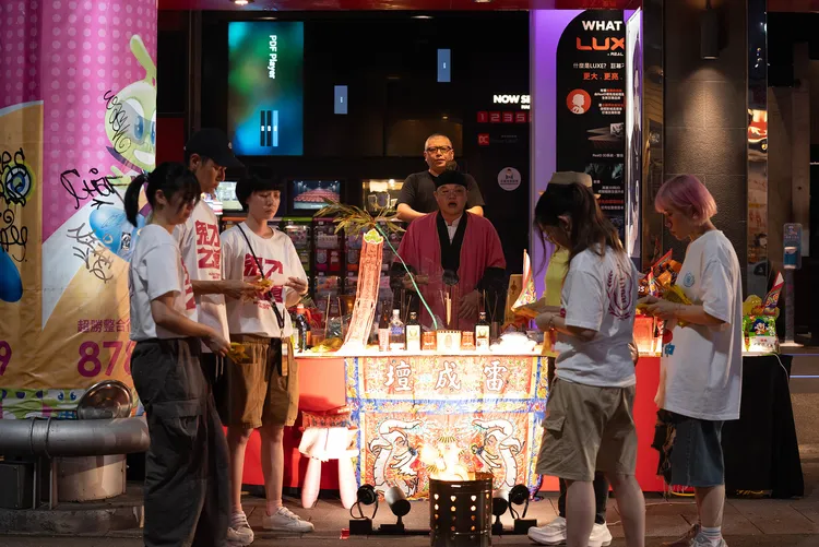 現場更請來傳承六代的百年道長李戊己道長為好兄弟們祈福。牽猴子提供