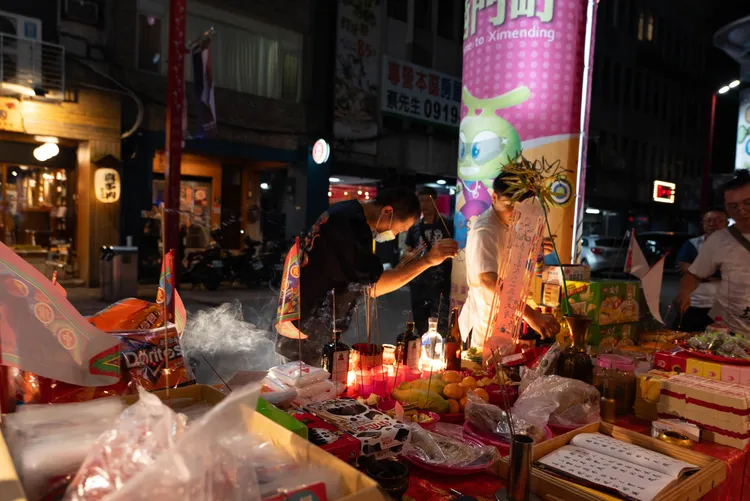 片商進行普渡儀式。牽猴子提供