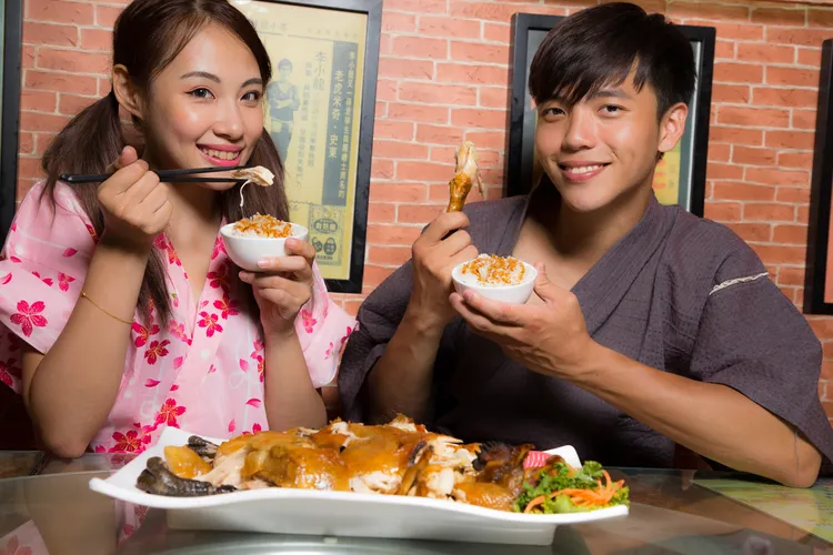 活動中可享用關子嶺桶仔雞。翻攝畫面