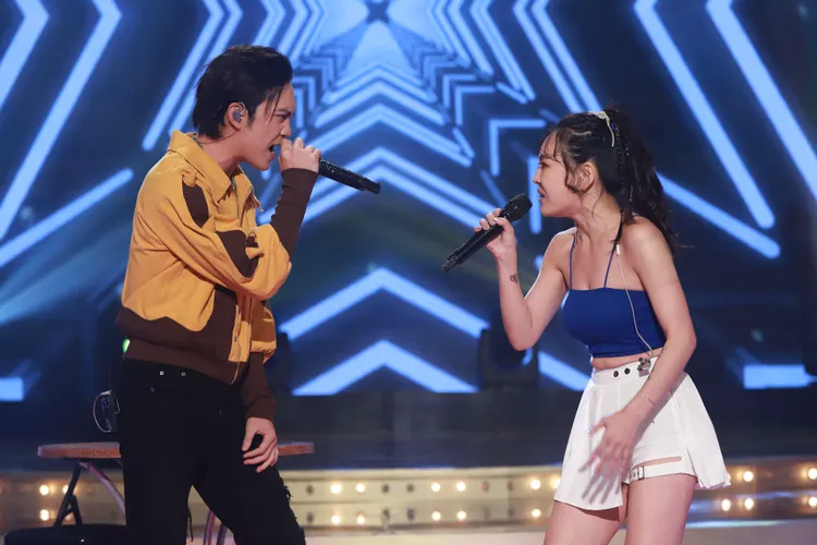 郭忠祐（左）和蔡亞露對唱。民視提供