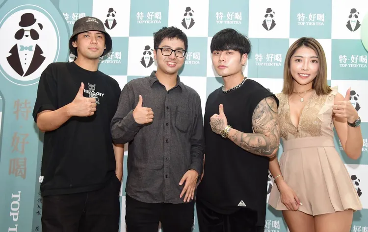 陳零九(左1)特別叮囑丁特一定要看好帳，瘋男晨灰(右2)、女神蘿拉(右1)都為「特‧好喝烏龍茶專賣店」站台加持。業者提供