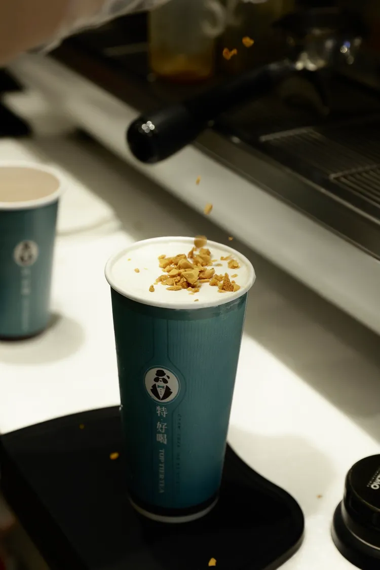 丁特本人最推薦「韓風脆脆」，搭配奶蓋將奶霜和焦糖風味合併，將口感提升至另外一個層次，不只女生愛喝，他自己現在都天天必喝。業者提供