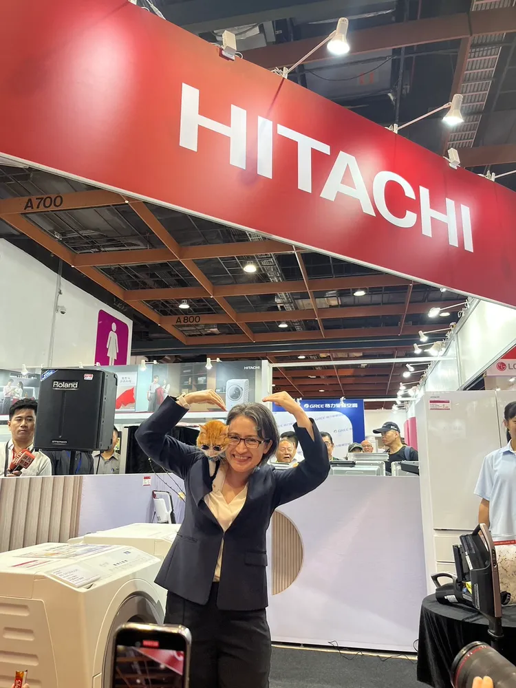 副總統蕭美琴今下午也現身台北世貿，用行動表示力挺家電展，蕭美琴肩上的貓是業者現場安排。業者提供