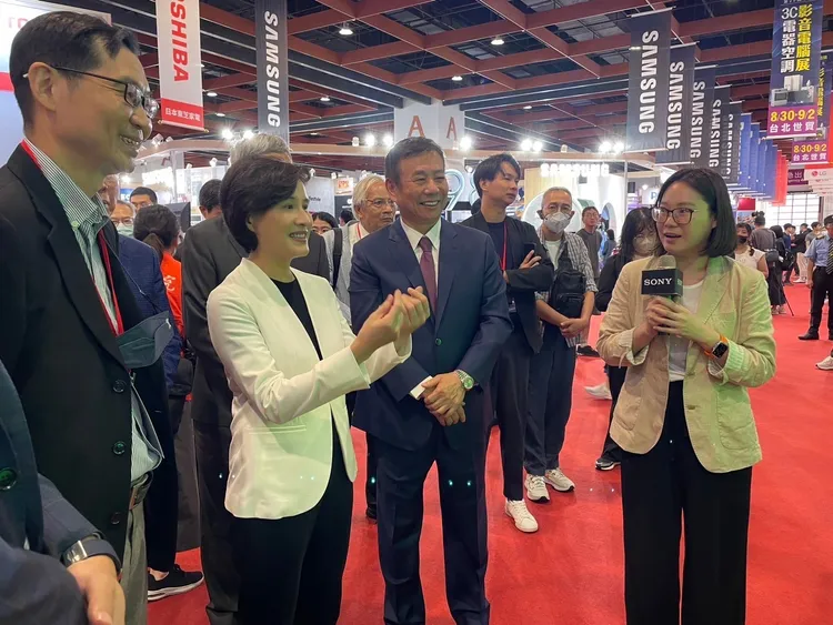 行政院副院長鄭麗君現身力挺家電展開幕記者會。業者提供