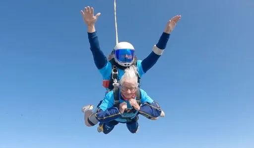 阿嬤都比我們強!歡慶102歲生日 英國超猛人瑞挑戰高空跳傘成功