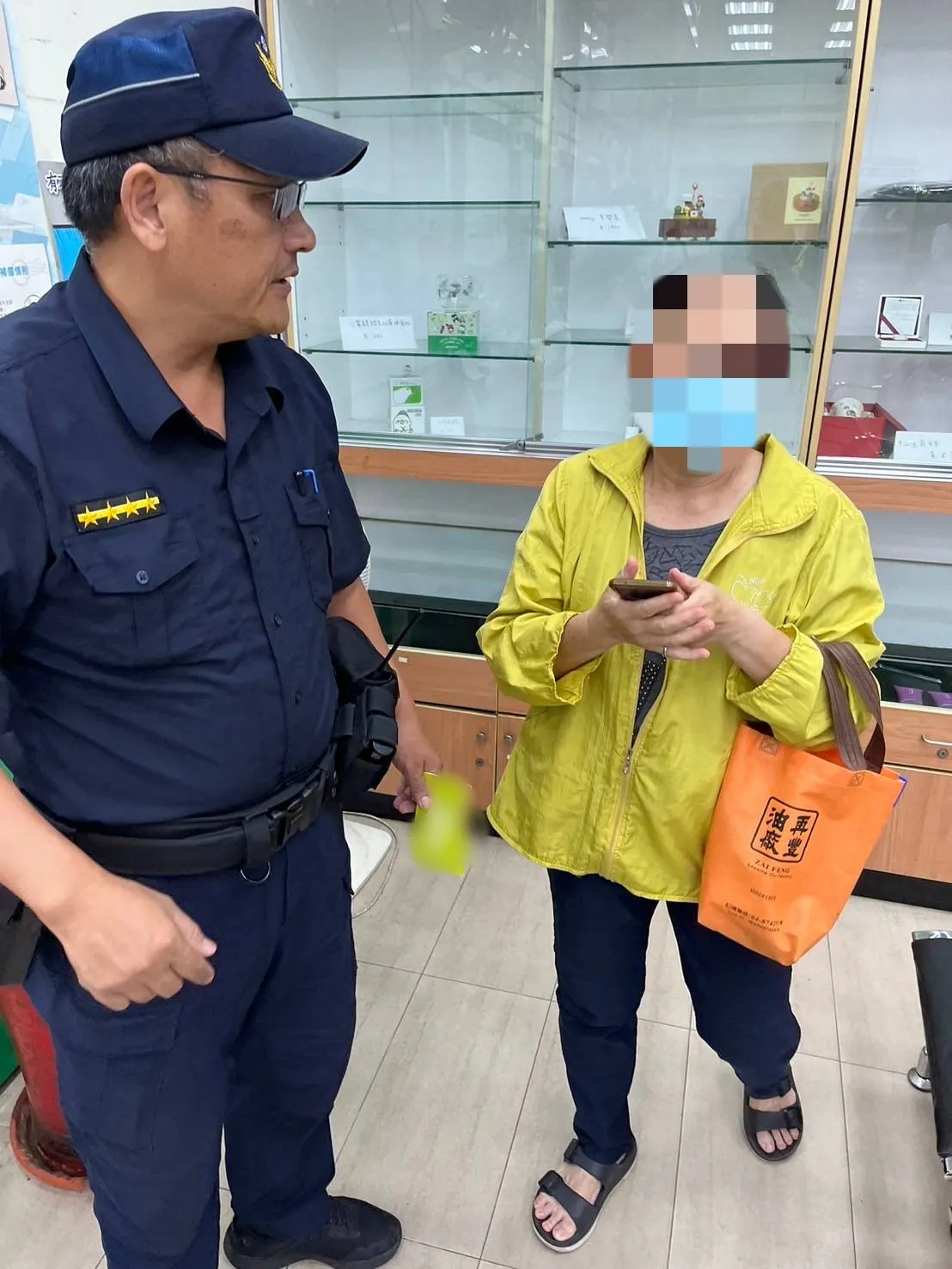 甘姓婦人在警方及行員勸說,打消匯款念頭。民眾提供